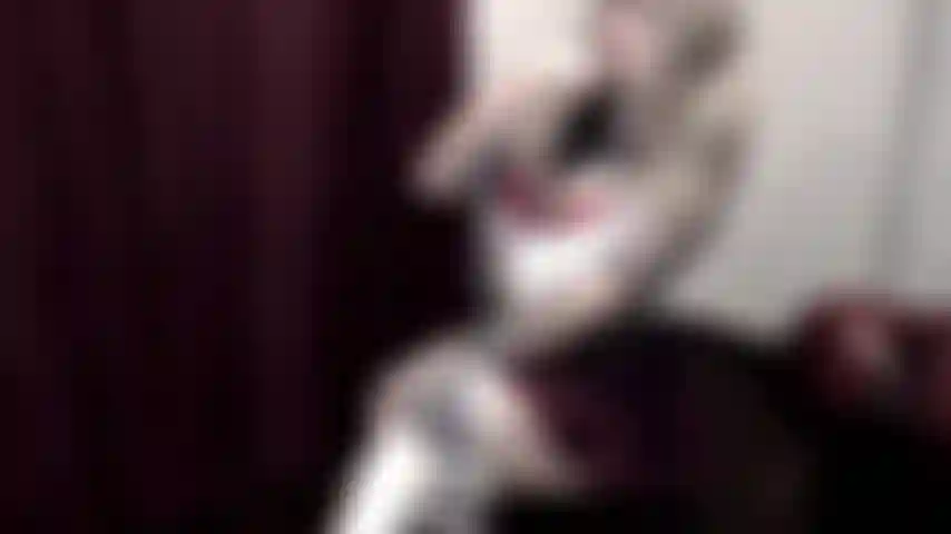 La fille skewl doit avoir un secret... Une énorme bite sous sa jupe.