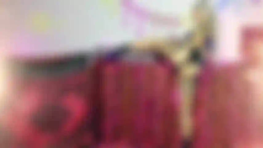 Attachée par une petite amie d'université, une briseuse de ménage.