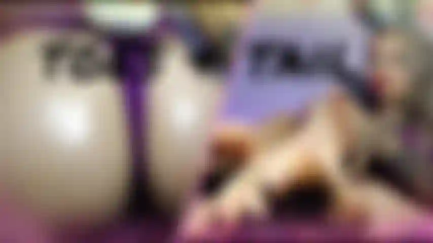 Des orteils et une queue de lapin.