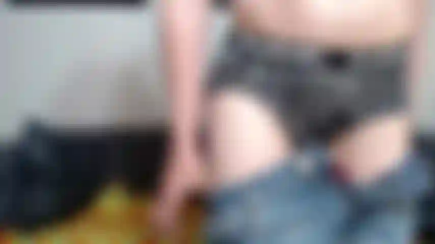 Je caresse ma bite et je doigte mon trou serré.