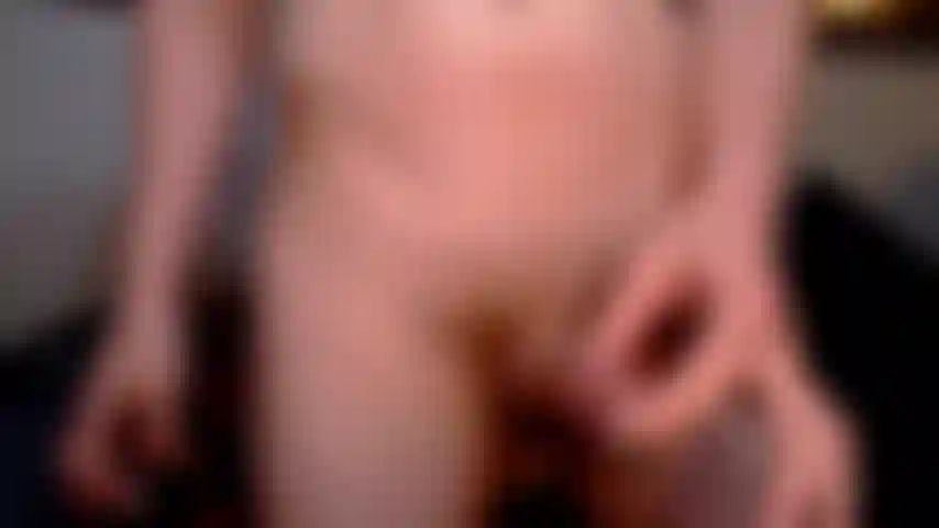 Gros plan d'éjaculation - je me branle le clito dur jusqu'à ce que j'explose.