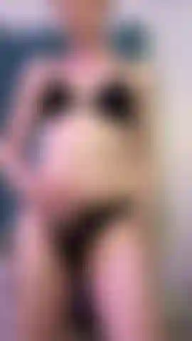 Je sors mon string pour jouir pendant que mes seins bougent - gros plan.