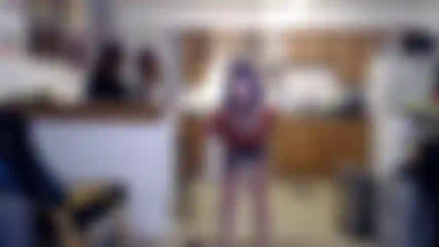 Je me déshabille de mon haut court sexy.