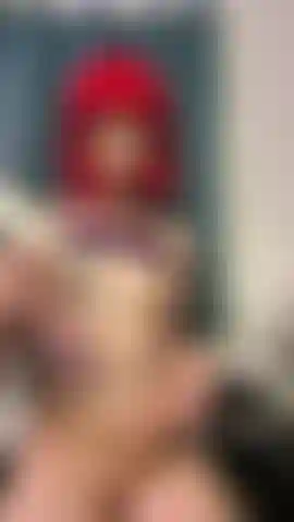 Je lubrifie et baise mes seins avec un gros plan de gode 4k.