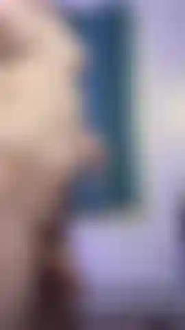 Une fille trans se fait baiser profondément avec un gode.