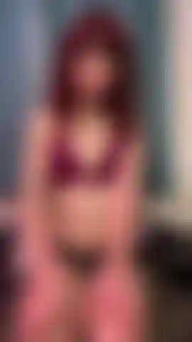 Une punk transgenre qui montre ses pieds.