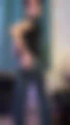 Striptease en tenue décontractée.