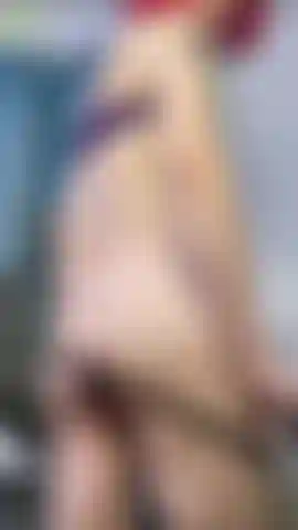 Je lubrifie et je baise ma poitrine en gros plan.