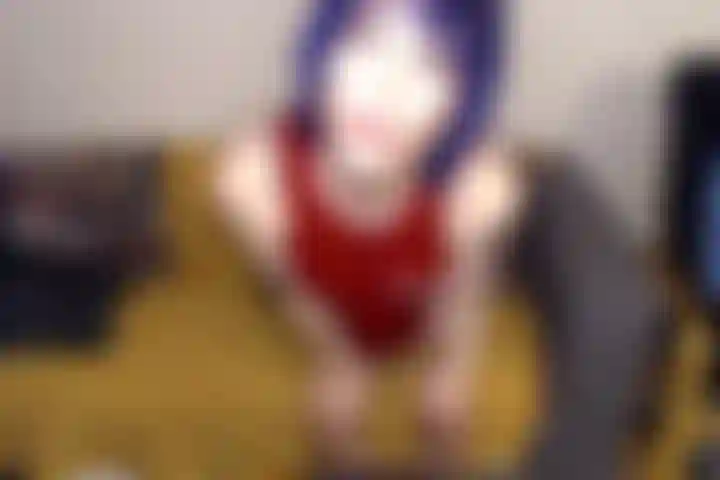 Je jouis sur le canapé.