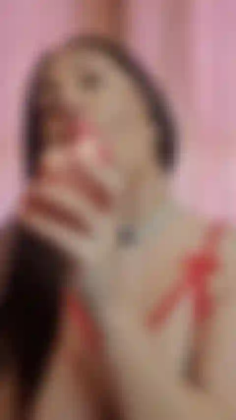 Je suce et bave partout sur ta bite... J'aime ton goût dans ma bouche.