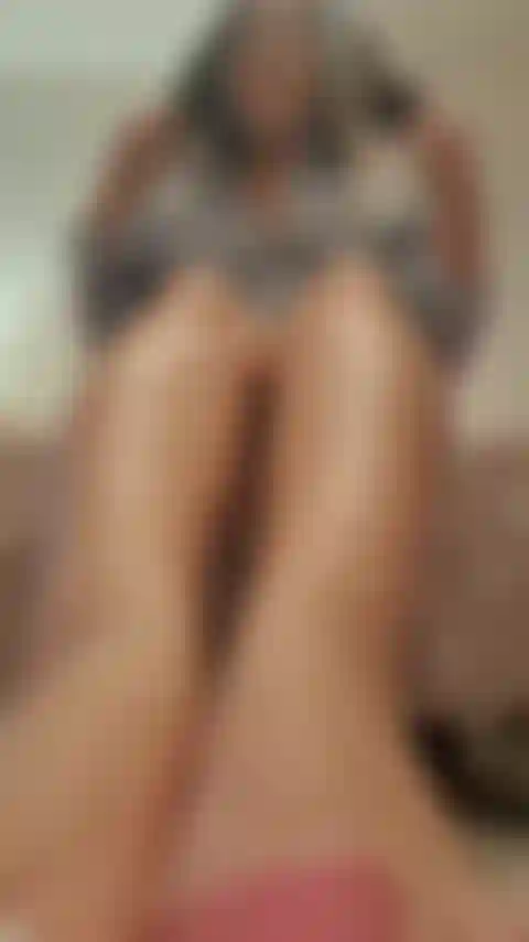 Tu veux voir mes pieds sexy ? Ma nouvelle pédicure torride ? Je le sais.