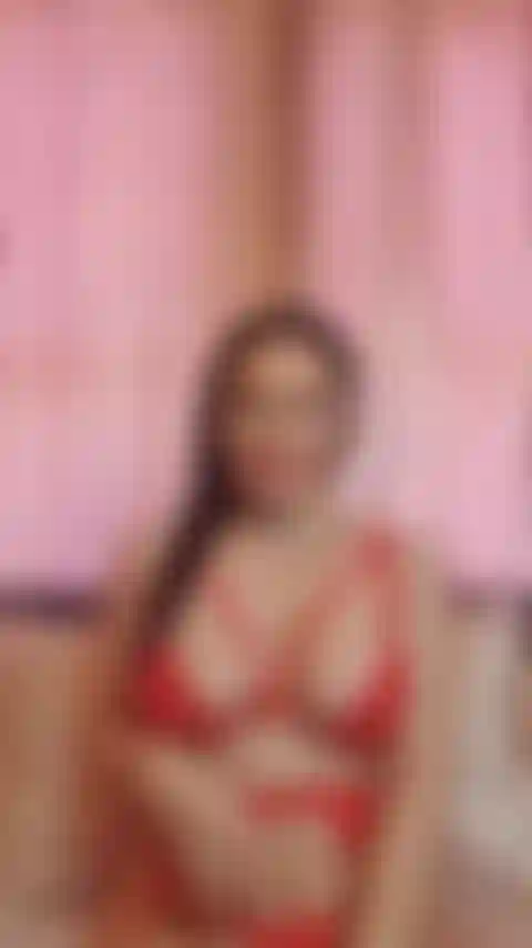 Montrant mon corps chaud et courbé dans ma nouvelle lingerie rouge sexy, tu vas adorer.