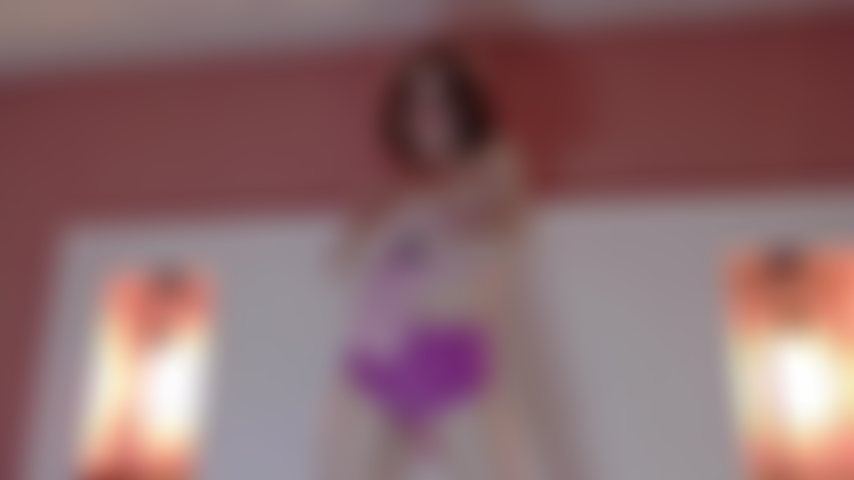 Une femme aux cheveux roux.