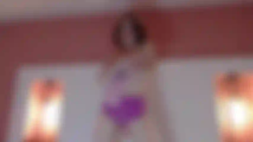 Une femme aux cheveux roux.