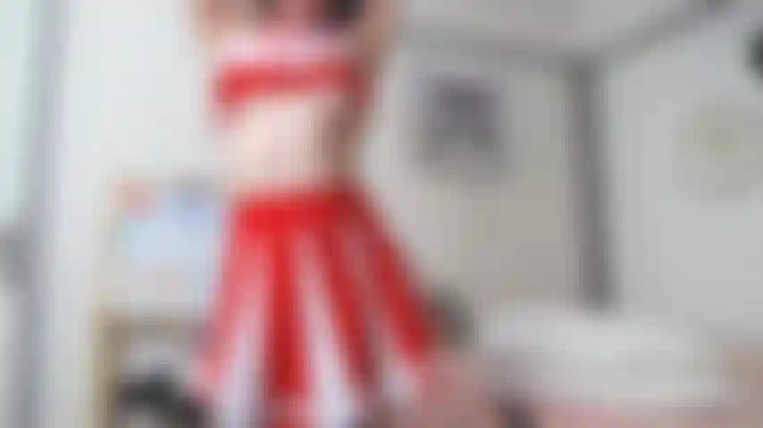 La pom-pom girl joue avec la chatte mouillée tout en suçant // spectacle d'or enregistré.