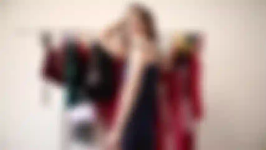 Danse sexy et taquine seule dans mon placard !