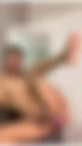 Je pénètre mon cul avec un gode tout en me branlant.