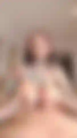 Pov fantasme de branlette entre les seins.