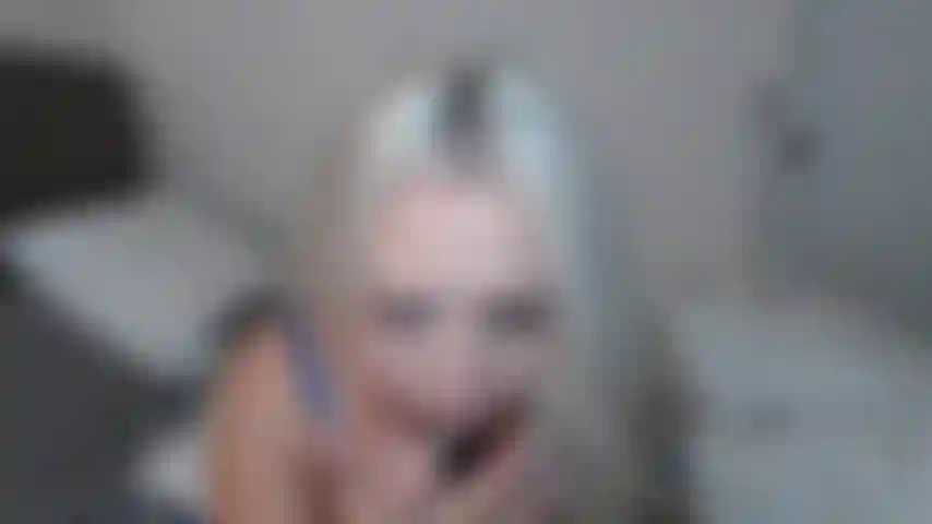 Je baise un gode, je chevauche fort et je jouis avec un plug anal.