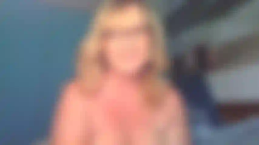 Baise et avale des seins.