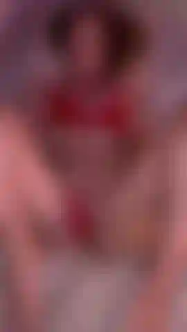 Faisant gicler ma chatte serrée, humide et rose.