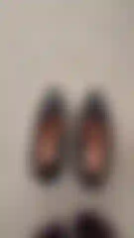 Talons noirs et pieds.