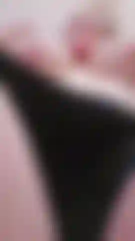 Les amateurs de chatte rose sont les bienvenus 💋huiler mes tétons rose bonbon me rend vraiment excitée parfois 😩 si tu veux voir un vrai gros plan de ma chatte mouillée pendant que je joue avec des jouets et que je jouis très fort alors tu vas adorer ça.