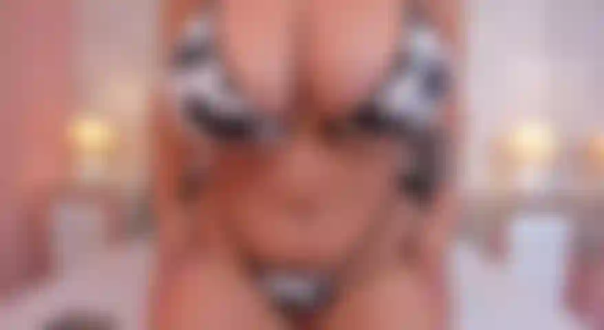 Un beau corps, un beau visage et de beaux seins.