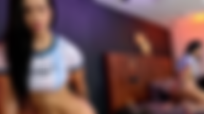 Je me frotte contre mon jouet comme une chienne affamée de sexe.