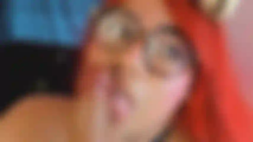 Kitty suce une bite lentement.