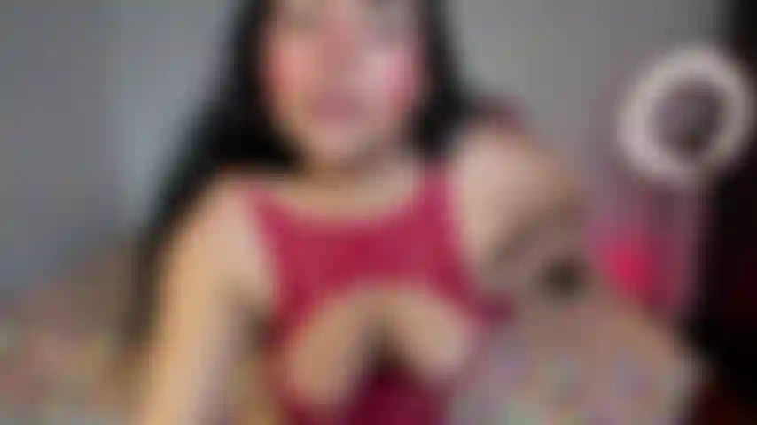 Chatte poilue et belles courbes, très sensuelle.