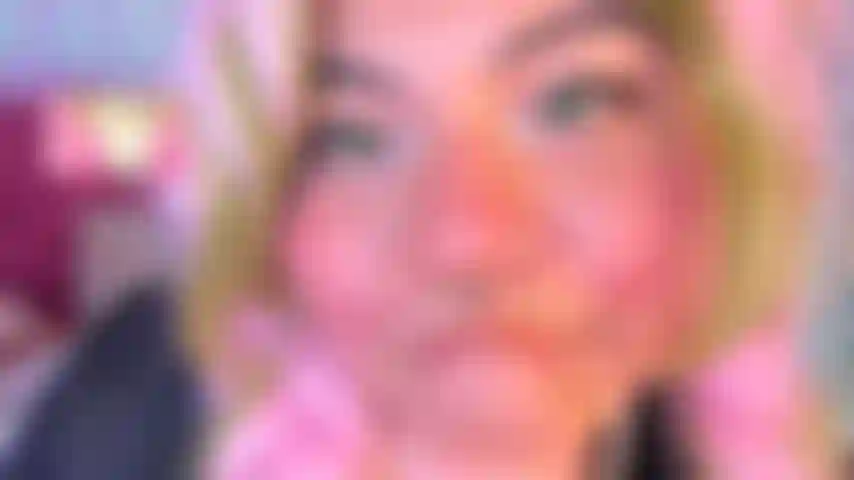 Ahegao embrasse la bite.