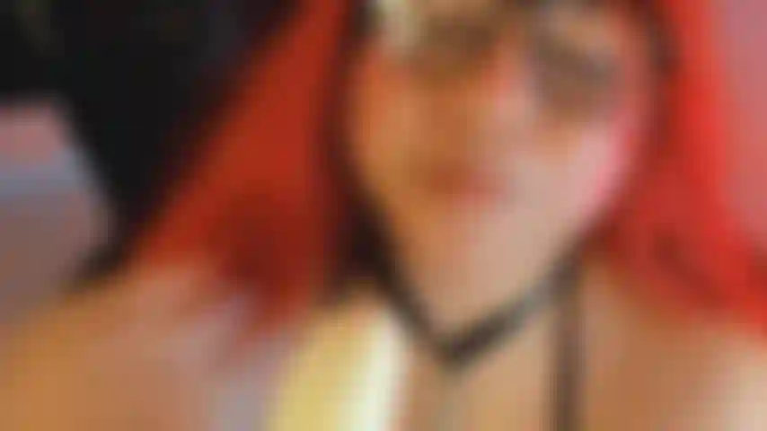 Kitty cheveux roux, pipe sexy.