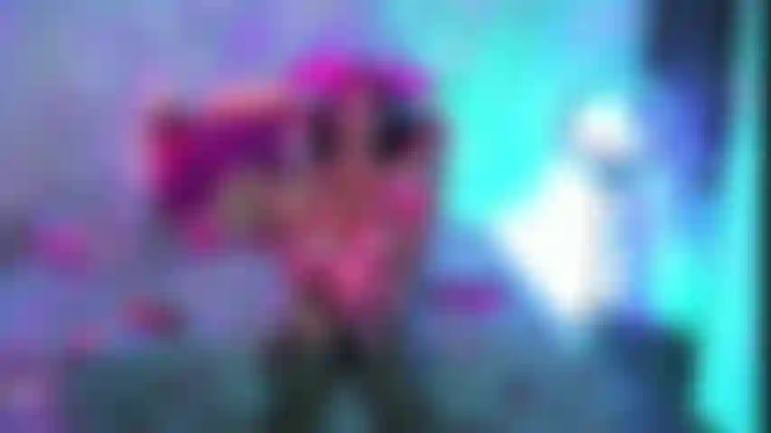 Striptease, ronde, latina, chatte poilue + huile, bigboobs sexys.