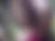 Marchant et jouant dans la nature, dans un corps rouge sexy.