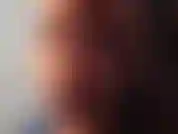 Jouant dans les escaliers de mon appartement, dans ma robe courte fleurie.