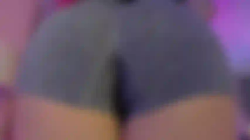 J'ai quitté la salle de sport et j'ai commencé à jouer avec un plug dans mon gros cul.