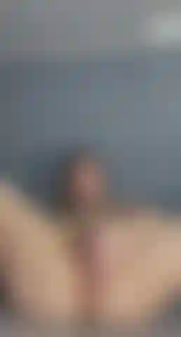 Samantha a la chatte tellement mouillée.