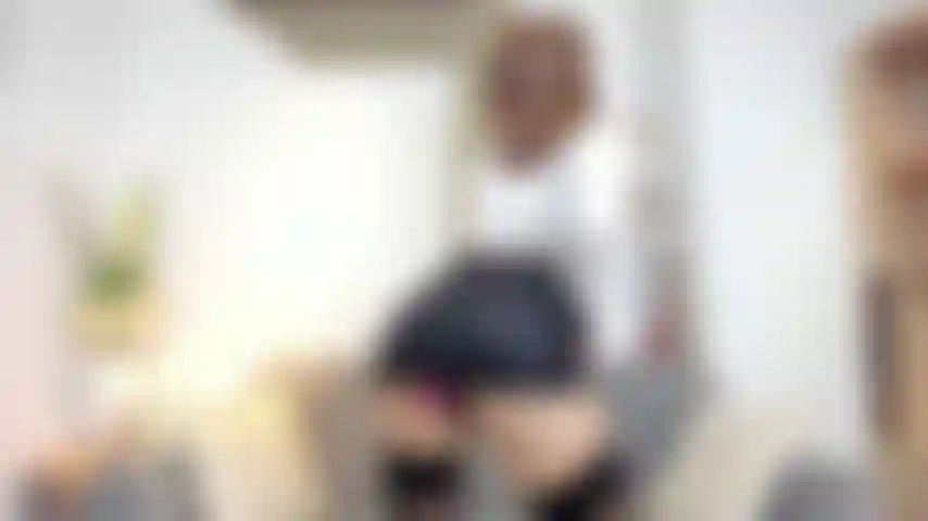 Secrétaire excitée dans son bureau.