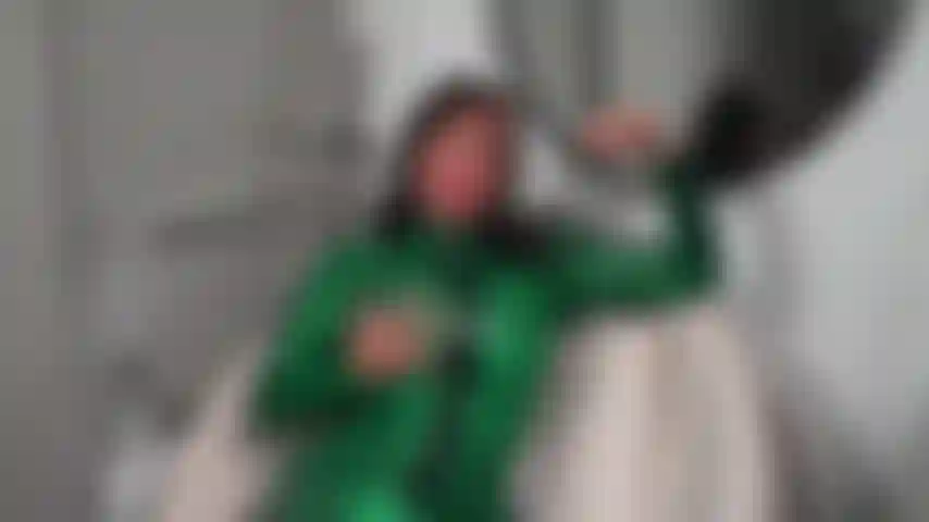 Baise de seins en latex.