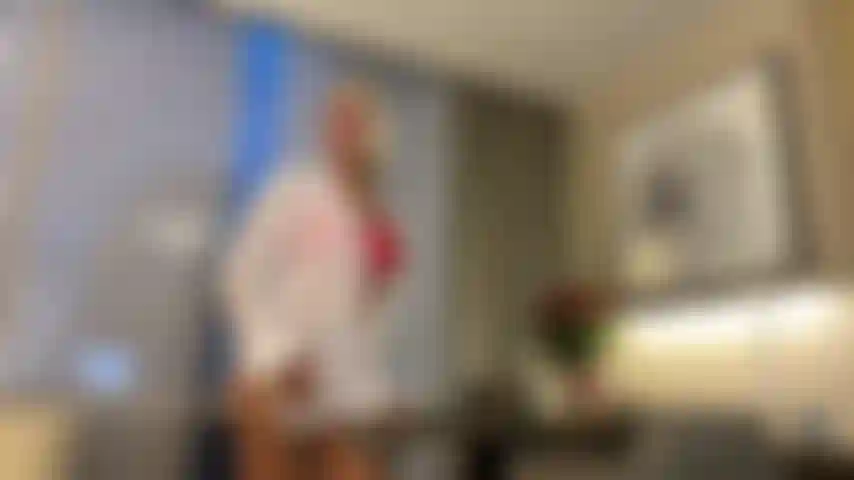 Une collègue sauvage veut baiser.