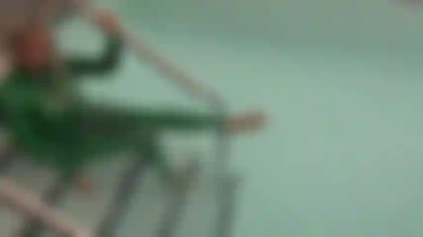 Footjob en latex sous-marin.