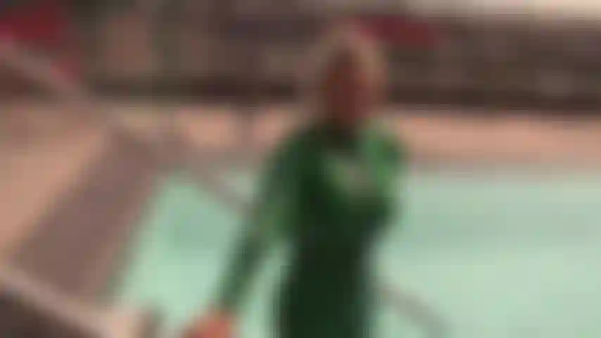 Des seins de piscine.