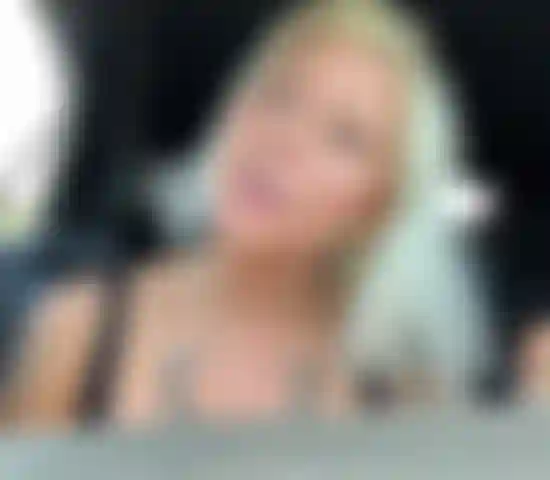 Je joue sous les aisselles de la voiture.