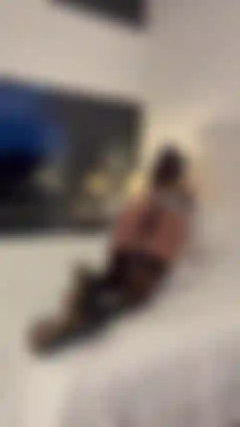 Tu es sale ? Laisse cette femme de chambre souffler ta poussière !