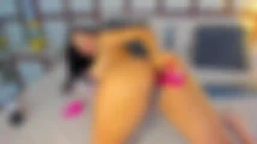 Je baise mon cul serré avec un gros plug anal.