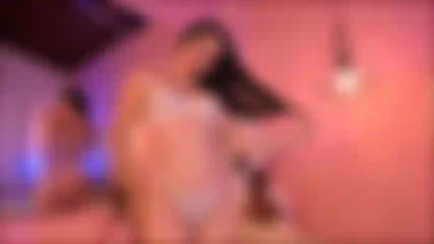 Je doigte mon chaton jusqu'à ce qu'il soit mouillé.