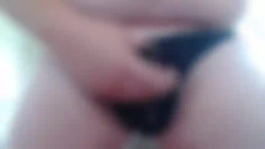 Mvf_09032021_230_sam éjacule une charge épaisse dans la culotte en dentelle.