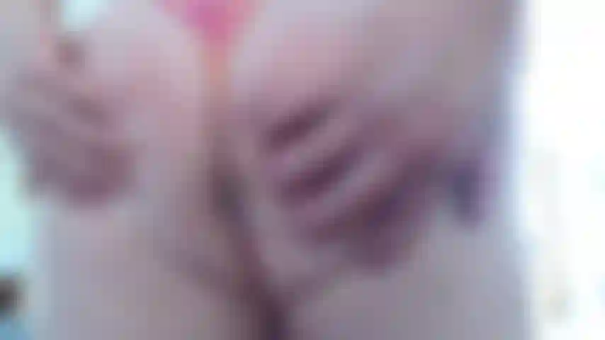 J'éjacule dans des tongs roses pour femmes.