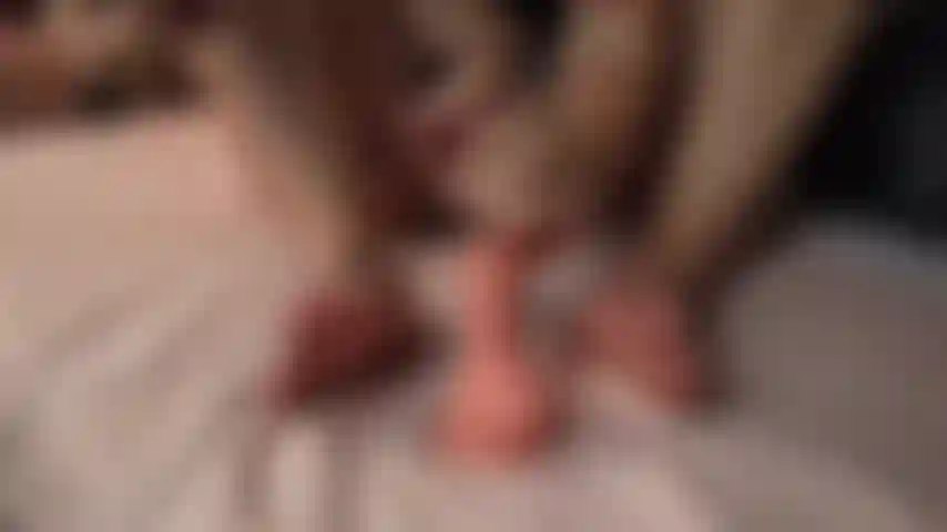 Je masturbe ta bite avec mes pieds.